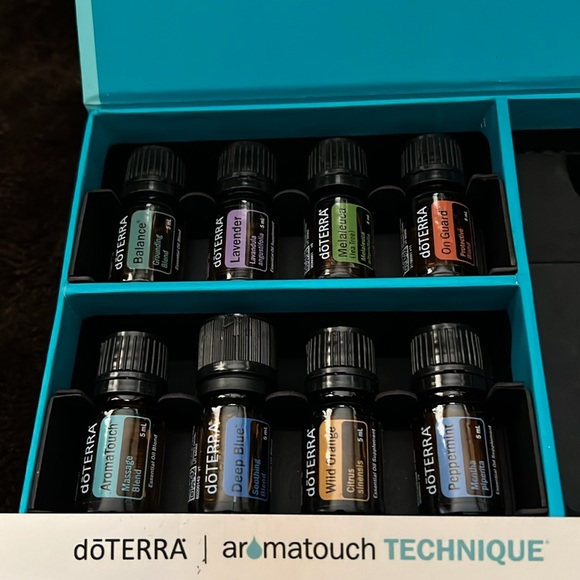 NWOT- 💜Doterra💜aromatouch technique kit. NWOT TAGS 💧 - Picture 6 of 8